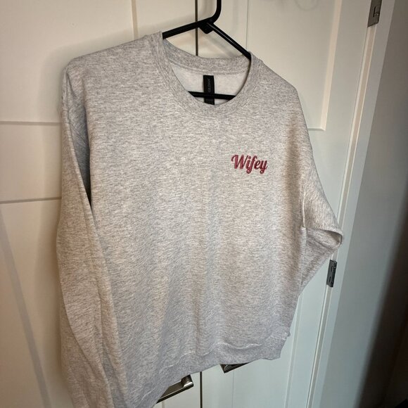 Gildan Heavy Blend Women's Wifey Embroidered Gray Fleece Crewneck Size M New - Picture 2 of 6
